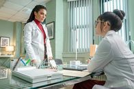 New Amsterdam – (v.li.) Freema Agyeman (Dr. Helen Sharpe), Ana Villafańe (Dr. Valentina Castro).