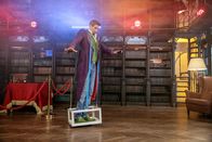 1000 Tricks – Auf dem Stundenplan steht Schweben. Zauberlehrer Tristan führt den Trick mit einer fliegenden Kiste vor. Können seine Zauberschüler*innen das Geheimnis lüften?
