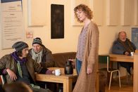 Der Alte – Verena Horsch (Wiebke Puls, 2.v.r.), die Betreiberin des Obdachlosen-Cafés, weiß mehr, als sie zugibt.