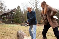 Mord mit Aussicht – Herzkrank? Hannes Haas (Hans Peter Hallwachs, l.) geht mit der Motorsäge auf einen Baustamm los. Mit Hilfe von Danuta (Karina Krawczyk, r.) will er eine Generationenbank bauen.