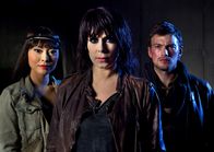 Real Humans - Echte Menschen – Einsfestival REAL HUMANS - ECHTE MENSCHEN (9/10) Uhr. Welche Ziele verfolgen eigentlich die befreiten Hubots? Niska (Eva Röse, Mi.) scheint ein gewaltsames Erkämpfen der Freiheit zu bevorzugen. Doch was ist mit den anderen wilden Hubots wie Mimi (Lisette Pagler, li.) und Leo (Andreas Wilson, re.)?