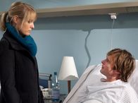 In aller Freundschaft – Nina Metzer (Sarah Becker) muss ihrem Mann gestehen, dass sie im Urlaub eine Affäre hatte und sich so mit Syphilis angesteckt hat. Für den Fall, dass Nina Tobias (Kai-Peter Gläser) angesteckt hat, hat sie ihm heimlich Antibiotika gegeben. Tobias ist geschockt von Ninas Offenbarung.