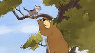 Unser Sandmännchen – Dr. Brumm will einer Katze vom Baum herunterhelfen und steigt auf einer Leiter zu ihr hoch.