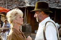 Der Buschpilot – Buschpilot Victor (Philippe Noiret) lehnt ab, dass seine Ex-Frau Charlotte (Catherine Deneuve) das Gebiet eines afrikanischen Stammes zu einem Feriendomizil umgestalten möchte.