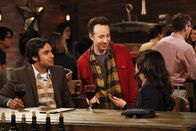 The Big Bang Theory – Haben Raj (Kunal Nayyar, l.) oder Stuart (Kevin Sussman, M.) überhaupt eine Chance bei der hübschen Ruchi (Swati Kapila, r.)?