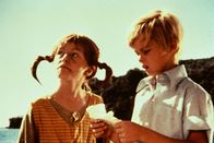 Astrid Lindgren:: Pippi Langstrumpf – 1. Pippi Langstrumpf (Inger Nilsson) und Tommi (Pär Sundberg) bei der Lektüre einer neuen Flaschenpost von Pippis Vater.