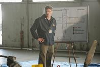 Mayday - Alarm im Cockpit – NTSB-Ermittler Jeff Guzzetti (gespielt von Sergio Di Zio) sucht nach Hinweisen, die erklären, warum das Flugzeug von John F. Kennedy Jr. auf dem Weg nach Martha's Vineyard in den Atlantik gestürzt ist.