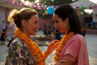 Das Mädchen mit dem indischen Smaragd – Dr. Beate Hager (Eleonore Weisgerber) und Annie Krüger (Stephanie Stumph) in dem "Dorf der 1000 Mädchen".