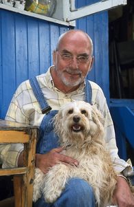 Löwenzahn Classics – Peter (Peter Lustig) hat sich an den zugelaufenen Hund schnell gewöhnt. Wilhelmine ist ihm ans Herz gewachsen.