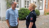 Rote Rosen – Sandra (Theresa Hübchen, r.) bemüht sich um Verständnis, als Mathias (Makke Schneider, l.) aus Rücksicht um Birgit die Essenseinladung ausschlägt