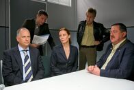 Die Rosenheim-Cops – Hansen (Igor Jeftic, 2.v.l.), Hofer (Joseph Hannesschläger, r.) und Mohr (Max Müller, 2.v.r.) vermuten, dass das Ehepaar Meissner (Jutta Fastian, m.; Frank Röth, l.) hinter dem Verbrechen steckt.