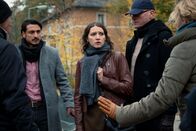 Blutige Anfänger – Battiato (Salvatore Greco, 2.v.l.) und Inka (Luise von Finckh, r.) haben Daria (Evgenia Lichtner, M.) mit einem Trick aus Robins Wohnung gelockt, um sie im Mordfall Ulla Nowak zu befragen.