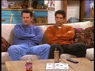 Friends – Ross (David Schwimmer, r.) und Chandler (Matthew Perry, l.) sind sich uneinig darüber, wer von ihnen einen Witz erfunden hat, der im "Playboy" abgedruckt wurde.