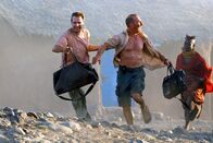 Der ewige Gärtner – Auf der Flucht: Justin Quayle (Ralph Fiennes, li.), Dr. Lorbeer (Pete Postlethwaite, Mi.) und eine Frau aus dem Dorf