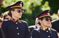 Landkrimi: Zu neuen Ufern – Lisa (Miriam Fussenegger, li.) und Grete (Maria Hofstätter, re.) bei der Beerdigung der jungen Polizistin Johanna
