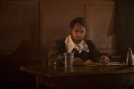 Salem – Dr. Wainwright (Stuart Townsend) fühlt sich immer mehr zu Mary hingezogen, nicht ahnend, dass sie ihn für ihre Zwecke ausnutzt ...