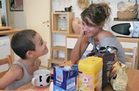 Re: – Die 39-jährige Clelia Giacalone arbeitet halbtags als Sekretärin. Ihr Partner ist der Hauptverdiener in der Familie, sie kümmert sich überwiegend um ihren siebenjährigen Sohn Andrea und den Haushalt.