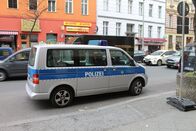 Auf Streife - Berlin – Gewalt in der Familie, Drogenhandel, Diebstahl: Der Polizei-Alltag in Berlin ist hart und oft gefährlich. "Auf Streife - Berlin" zeigt echte Hauptstadt-Polizisten bei ihrer Arbeit - Tag und Nacht, zwischen Touristen und Obdachlosen, in Villenvierteln und Problemkiezen ...