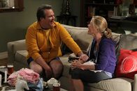 Modern Family – Cameron Tucker (Eric Stonestreet), Claire Dunphy (Julie Bowen)