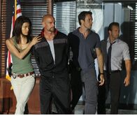 Hawaii Five-0 – Bei den Ermittlungen in einem neuen Fall stoßen Steve (Alex O'Loughlin, 2.v.r.), Danny (Scott Caan, r.), Chin und Kono (Grace Park, l.) auf Paolo Bell (Brendan Shea, 2.v.l.). Doch hat er wirklich etwas damit zu tun?