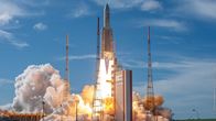 Ariane - Europas Rakete – Die Ariane 5 hat beim Start eine Masse von rund 800 Tonnen. Das entspricht etwa 20 Sattelschleppern.