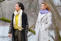 Sturm der Liebe – Nicole (Dionne Wudu, l.) vertraut sich in der Not Alexandra (Daniela Kiefer, r.) an.; ARD STURM DER LIEBE FOLGE 4296 Uhr im ERSTEN. Nicole (Dionne Wudu, l.) vertraut sich in der Not Alexandra (Daniela Kiefer, r.) an.