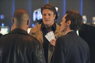 Castle – Castle (Nathan Fillion, M.) hat eine ganz besondere Überraschung für Ryan (Seamus Dever, r.) und Esposito (Jon Huertas, l.) ...