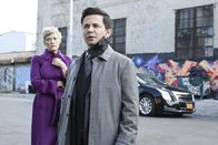 Bull – Evelyn Waters (Dana Wheeler-Nicholson, l.); Benny Colón (Freddy Rodriguez, r.)