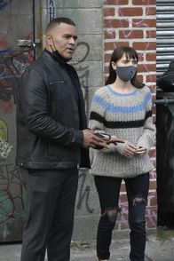 Bull – Chunk Palmer (Christopher Jackson, l.); Lily Knowles (Sasha Frolova, r.)