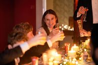 Silent Night - Und morgen sind wir tot – Nell (Keira Knightley) lächelt ihren Söhnen zu.