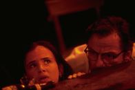 From Dusk Till Dawn – Der Ex-Prediger Jacob Fuller (Harvey Keitel, r.) und seine Tochter Kate (Juliette Lewis, l.) werden von zwei Bankräubern als Geiseln genommen und finden sich schließlich inmitten unzähliger blutdurstiger Vampire wieder ...