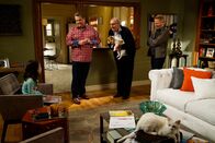 Modern Family – L-r: Lily Tucker-Pritchett (Aubrey Anderson-Emmons), Cameron Tucker (Eric Stonestreet), Jay Pritchett (Ed O'Neill) und Mitchell Pritchett (Jesse Tyler Ferguson)