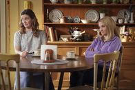 Young Sheldon – Mary Cooper (Zoe Perry, l.); Mandy McAllister (Emily Osment, r.)