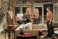 Two and a Half Men – Ein ganz besonderes Zusammentreffen: Jake (Angus T. Jones, r.), seine Ex-Freundin Tammy (Jaime Pressly, 2.v.l.), seine Freundin Ashley (Emily Osment, 2.v.r.) und deren Ex-Freund Jerry (Scott Bakula, l.) ...
