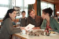 Die Entscheidung – (v.li.) Stemberger (Maria Späth), Simon Morze (Jonas Späth), Jan Josef Liefers (Michael Späth), Maria Köstlinger (Nela Späth).
