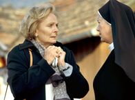 Um Himmels Willen – Ottilie (Ruth Maria Kubitschek, l.) beklagt sich bei Lotte (Jutta Speidel), dass sie mit ihrer Schwiegertochter nicht klar kommt.