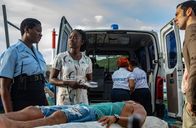 Death in Paradise – Vor der Küste von Saint Marie wurde im Meer eine Leiche gefunden, die nun von Darlene Curtis (Ginny Holder, l.), Naomi Thomas (Shantol Jackson, M.), und Detective Neville Parker (Ralf Little, r.) begutachtet wird.