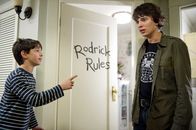 Gregs Tagebuch 2: Gibt's Probleme? – Das erste Mal in seinem Leben ist Greg (Zachary Gordon, l.) froh, dass die Schule wieder startet. Niemand soll erfahren, was ihm im Sommer peinliches passiert ist. Nur blöd, dass sein älterer Bruder Rodrick (Devon Bostick, r.) sein Tagebuch gelesen hat ...