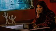 Twisted Metal – Während draußen der Sturm tobt, sitzt Quiet (Stephanie Beatriz) in einem verlassenen Diner – verfolgt von Erinnerungen, die sie nicht loslassen.