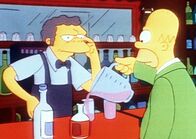 Die Simpsons – Homer verrät Moe sein Geheimrezept für "Flaming Homer", einen tollen Drink, der Moes Taverne wieder in Schwung bringen soll.