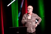 Kabarett am Freitag – Edi Jäger während seines Programms "Wenn Frauen fragen" im OVAL - Die Bühne im EUROPARK.