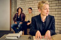 Tatort – Lena Odenthal (Ulrike Folkerts, l.) und Johanna Stern (Lisa Bitter) beobachten Patricia Prinz (Sandra Borgmann, r.), die trotz ihres persönlichen Verlusts vor Gericht äußerst professionell ihren Mandanten vertritt.
