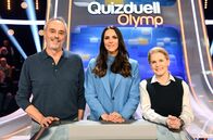 Quizduell - Olymp – Quizmasterin Esther Sedlaczek (M.) begrüßt die Kandidat:Innen des Teams "Kulinarik": Christian Rach (l.) und Cornelia Poletto (r.).