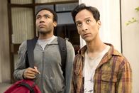 Community – Abed (Danny Pudi, r.) fällt es sehr schwer, seinen besten Freund Troy (Donald Glover, l.) gehen zu lassen ...
