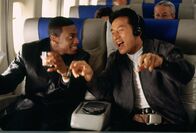Rush Hour – Wohl oder übel müssen sich Inspektor Lee (Jackie Chan, r.) aus Hongkong und L.A.-Cop Carter (Chris Tucker, l.) zusammenraufen, wenn sie in der Suche nach dem entführten Kind etwas erreichen wollen ...