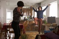 Man Seeking Woman – Rosa (Rosa Salazar, l.); Mike (Eric Andre, r.)