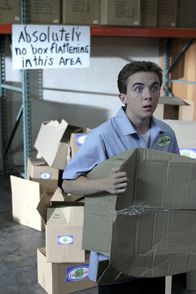 Malcolm mittendrin – Malcolm (Frankie Muniz) hat einen Job bei 'Lucky Aide' gefunden ...