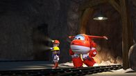 Super Wings – Angelo hat sich einen Grubenhelm bestellt. Jetzt kann er seinen Hund in der alten Mine suchen.