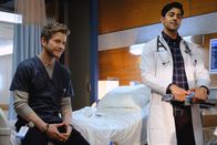 Atlanta Medical – (v.li.) Matt Czuchry (Dr. Conrad Hawkins), Manish Dayal (Dr. Devon Pravesh).