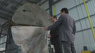 Mayday - Alarm im Cockpit – REENACTMENT - Die Ermittler (gespielt von Paul Braunstein und Henry Kwok) finden mikroskopisch kleine Risse im Druckschott des JAL-Fluges 123, die darauf hindeuten, dass es langsam und im Laufe der Zeit versagte, bis es 1985 auf katastrophale Weise brach und 520 Menschen an Bord tötete. (Cineflix 2022)